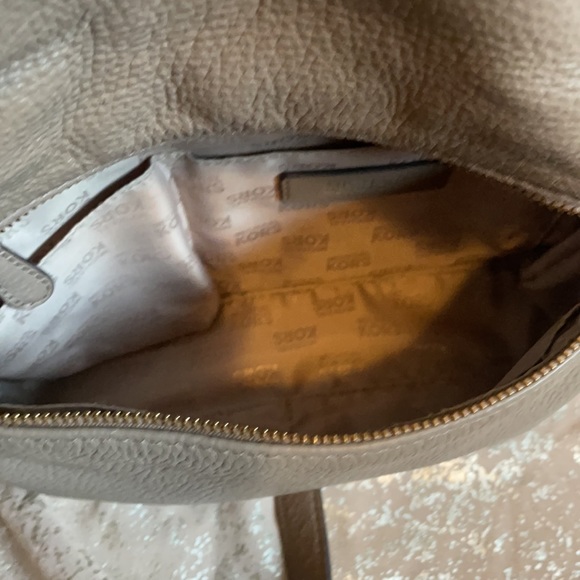 MICHAEL KORS NEUTRAL PEBBLED LEATHER CROSSBODY! - Picture 7 of 7